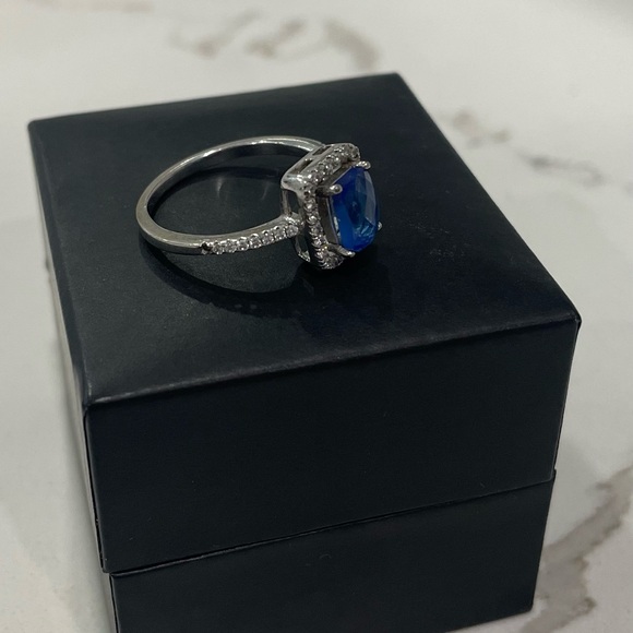 Womans Ring - Picture 5 of 5